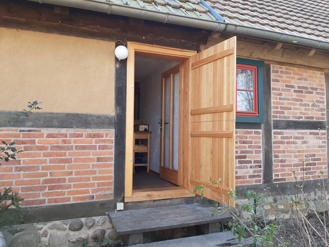 Haustür mit Fensterladen, restauriert
