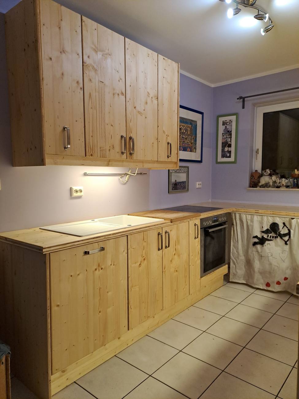 Einbauküche mit Spüle und Backofen