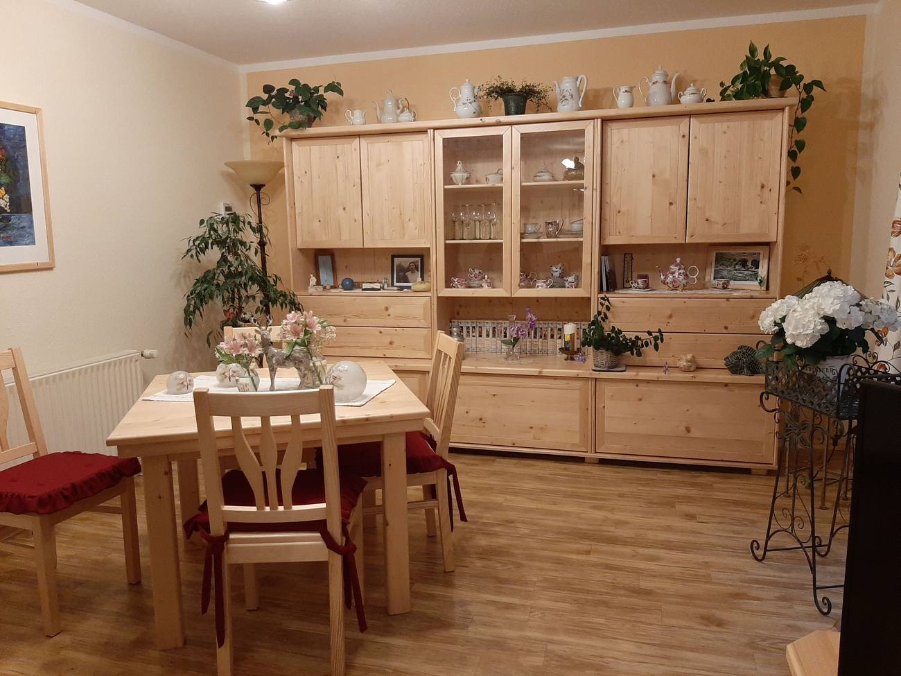 Wohnzimmerschrank aus Fichte